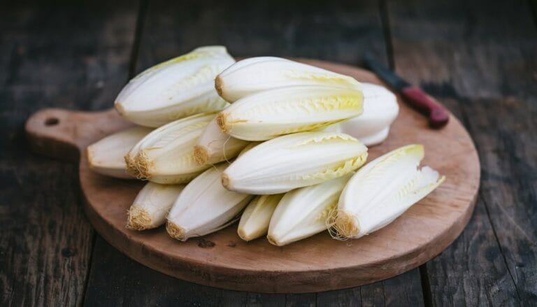 Hydroponik Chicoree auf Holzbrettchen